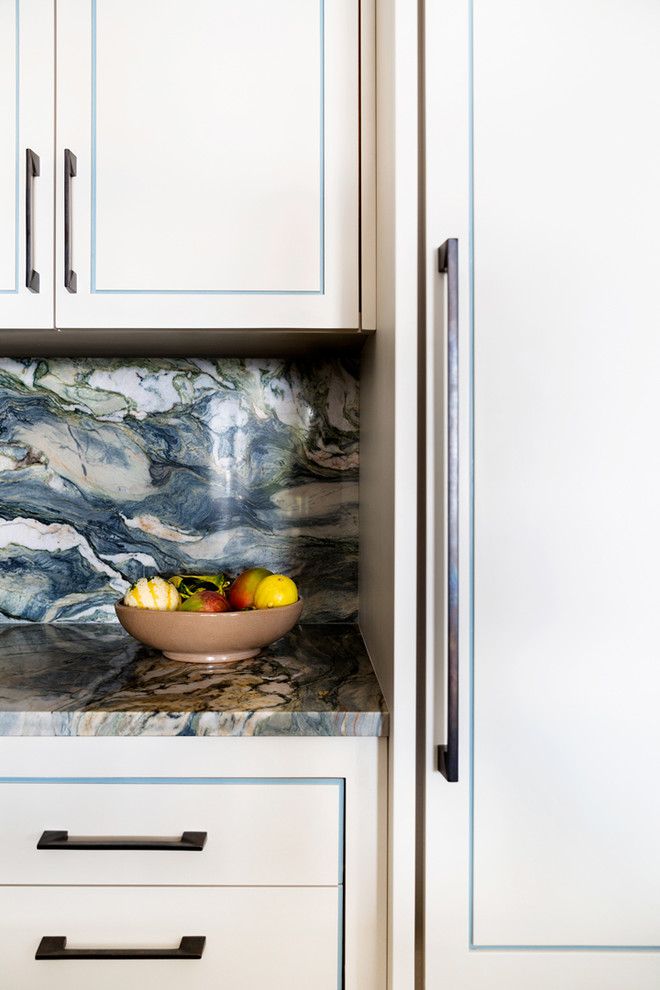 Inredning av ett modernt litet flerfärgad flerfärgat u-kök, med en undermonterad diskho, bänkskiva i kvartsit, flerfärgad stänkskydd, stänkskydd i sten, integrerade vitvaror, kalkstensgolv, en köksö och beiget golv