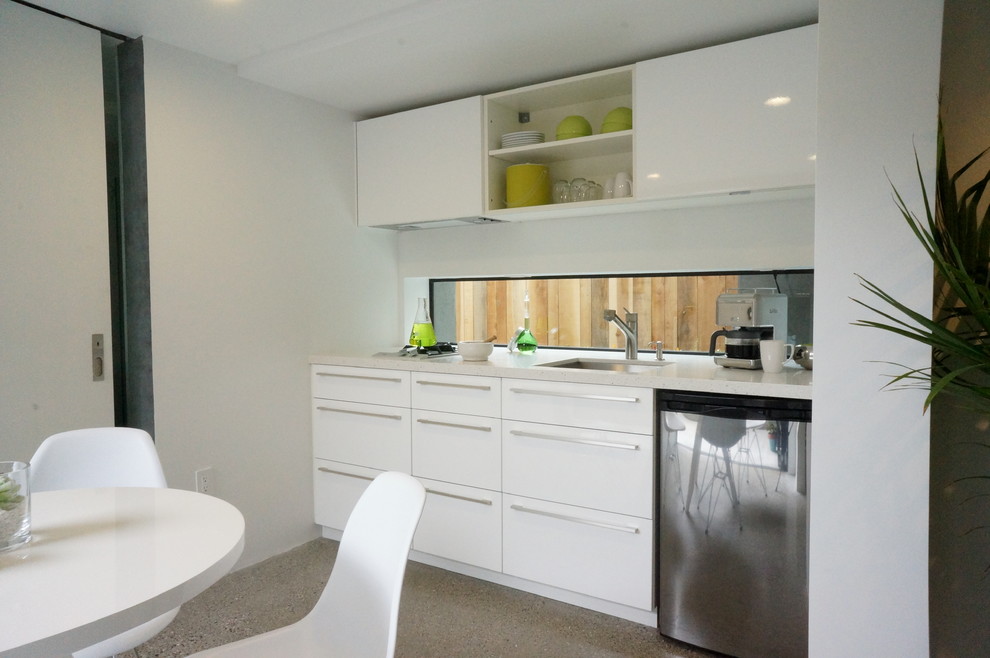 Moderne Wohnküche mit flächenbündigen Schrankfronten, weißen Schränken und Küchengeräten aus Edelstahl in San Francisco