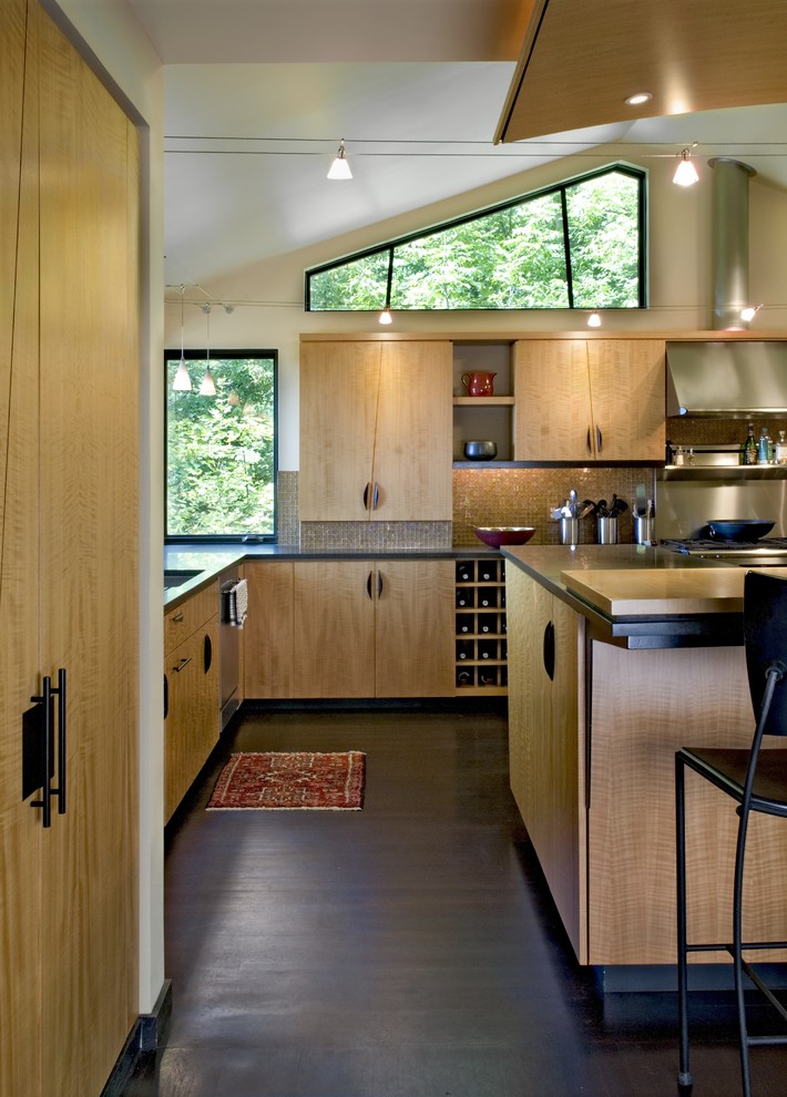 Inspiration for a contemporary kitchen remodel in Burlington