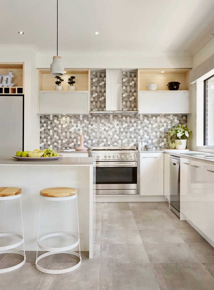 Esempio di una cucina contemporanea con ante lisce, ante bianche, paraspruzzi grigio, paraspruzzi con piastrelle a mosaico e elettrodomestici in acciaio inossidabile