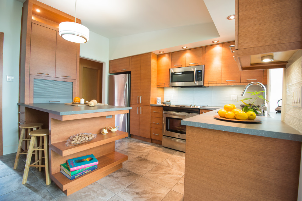 Bild på ett mellanstort funkis kök, med en nedsänkt diskho, släta luckor, skåp i mellenmörkt trä, laminatbänkskiva, vitt stänkskydd, stänkskydd i glaskakel, rostfria vitvaror, klinkergolv i keramik och en köksö