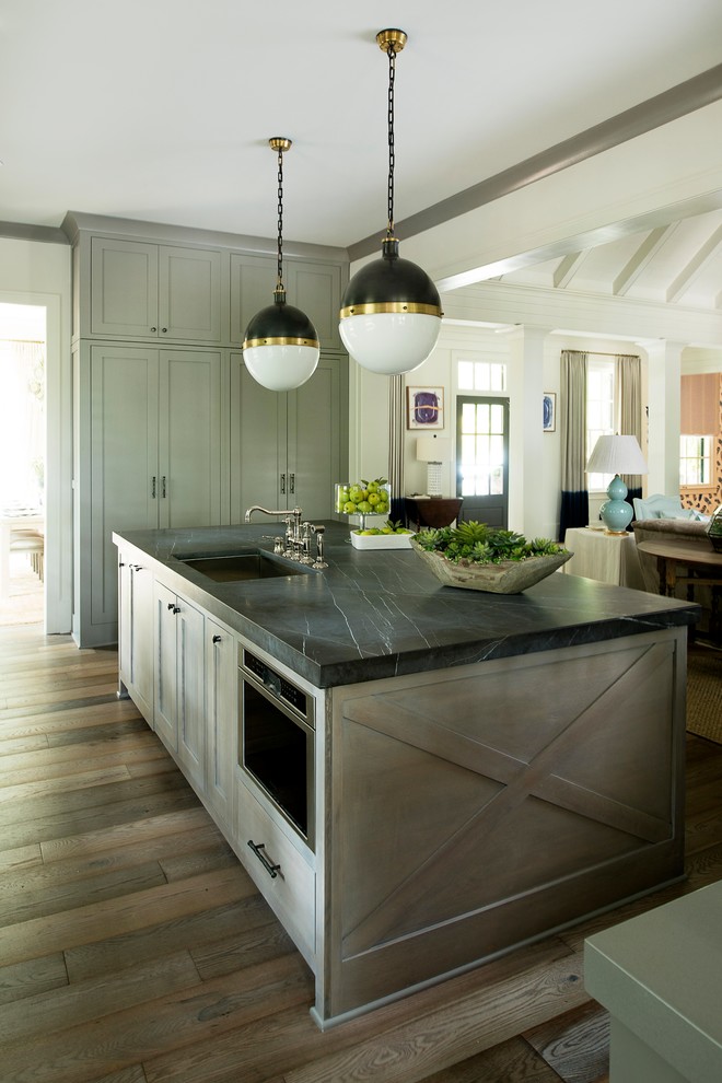 Immagine di un cucina con isola centrale chic con top in marmo