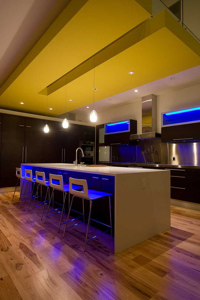 グランドラピッズにあるコンテンポラリースタイルのおしゃれなキッチン (シルバーの調理設備、ステンレスのキッチンパネル) の写真