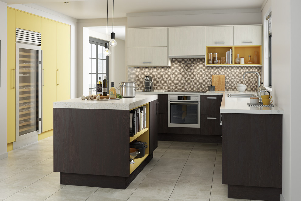 Modern inredning av ett avskilt, mellanstort l-kök, med en integrerad diskho, luckor med profilerade fronter, grå skåp, granitbänkskiva, flerfärgad stänkskydd, stänkskydd i travertin, rostfria vitvaror, klinkergolv i keramik, en köksö och grått golv