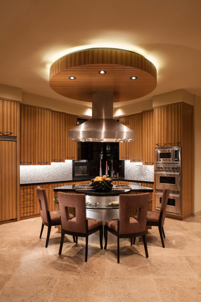 他の地域にあるコンテンポラリースタイルのおしゃれなキッチン (フラットパネル扉のキャビネット、白いキッチンパネル、シルバーの調理設備、ベージュの床) の写真