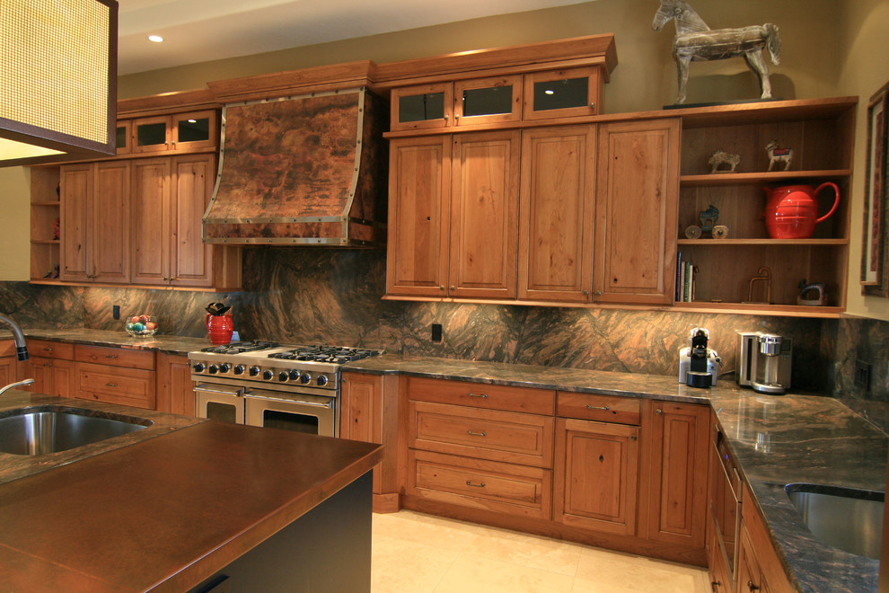 Exempel på ett mycket stort eklektiskt kök, med en undermonterad diskho, luckor med infälld panel, svarta skåp, bänkskiva i akrylsten, flerfärgad stänkskydd, stänkskydd i sten, rostfria vitvaror, travertin golv, en köksö och beiget golv