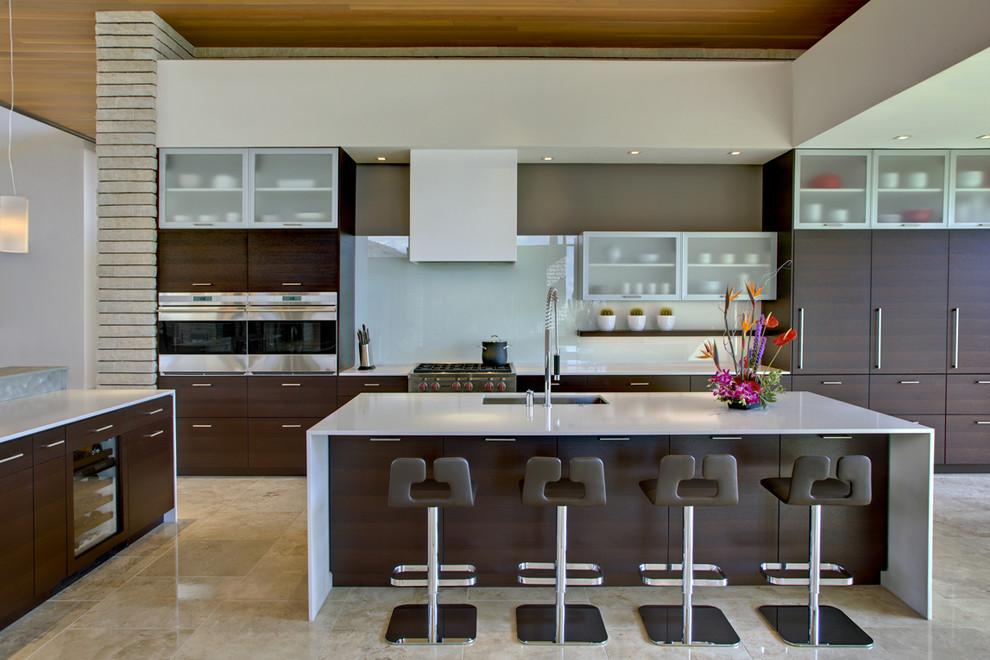 Moderne Küchenbar mit Küchengeräten aus Edelstahl und Kücheninsel in Phoenix