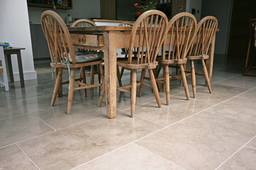 Idee per una cucina design di medie dimensioni con pavimento in pietra calcarea