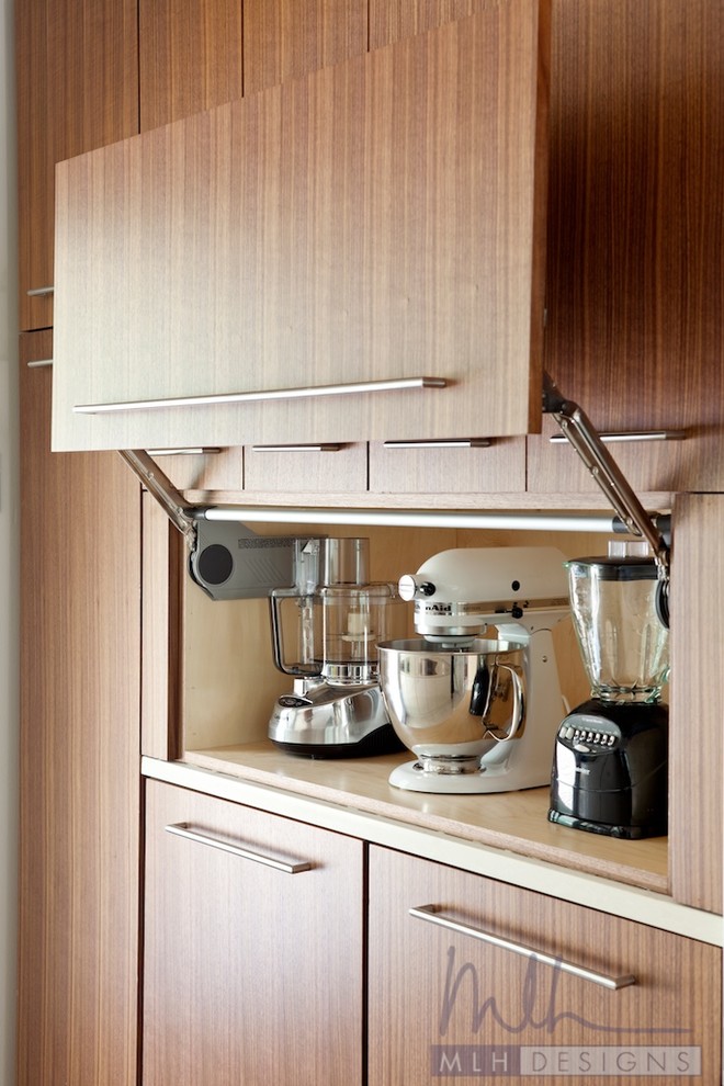 Idée de décoration pour une grande cuisine encastrable minimaliste en bois brun avec un placard à porte plane et un plan de travail en quartz modifié.