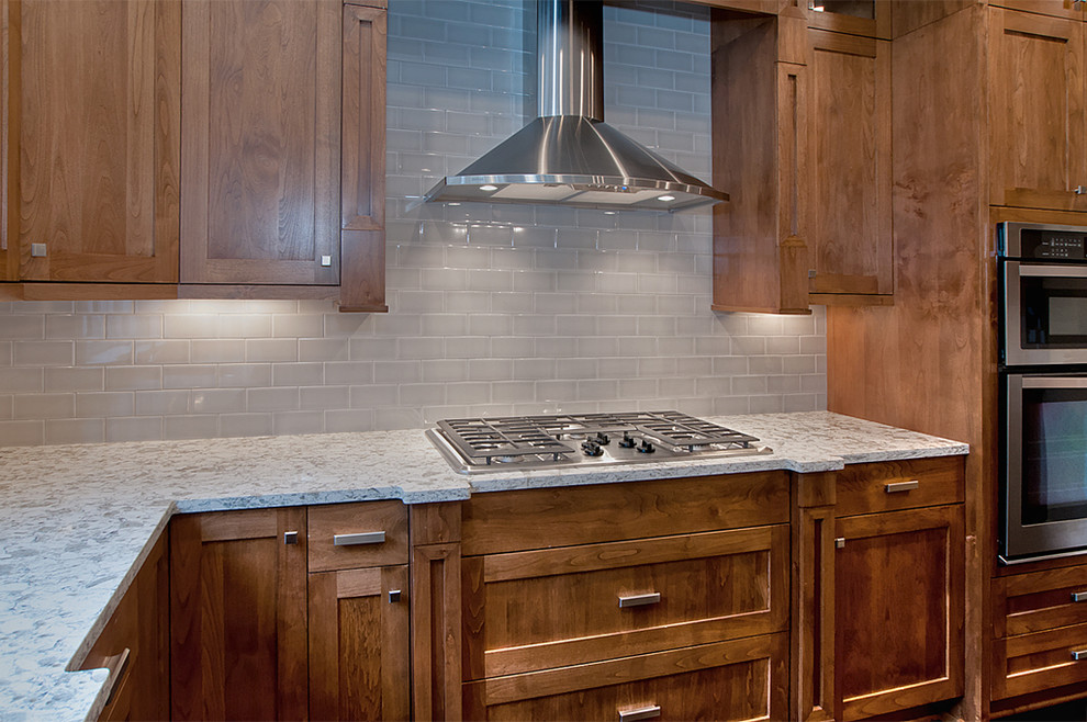 Esempio di una cucina classica con ante in stile shaker, ante in legno scuro, top in granito, paraspruzzi grigio, paraspruzzi con piastrelle diamantate e elettrodomestici in acciaio inossidabile