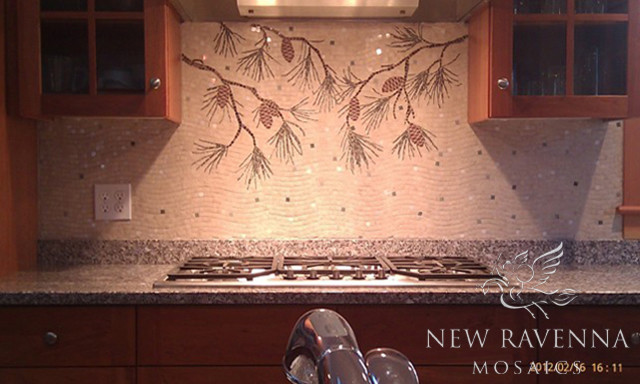 Inredning av ett modernt kök, med luckor med glaspanel, skåp i mellenmörkt trä, granitbänkskiva och flerfärgad stänkskydd
