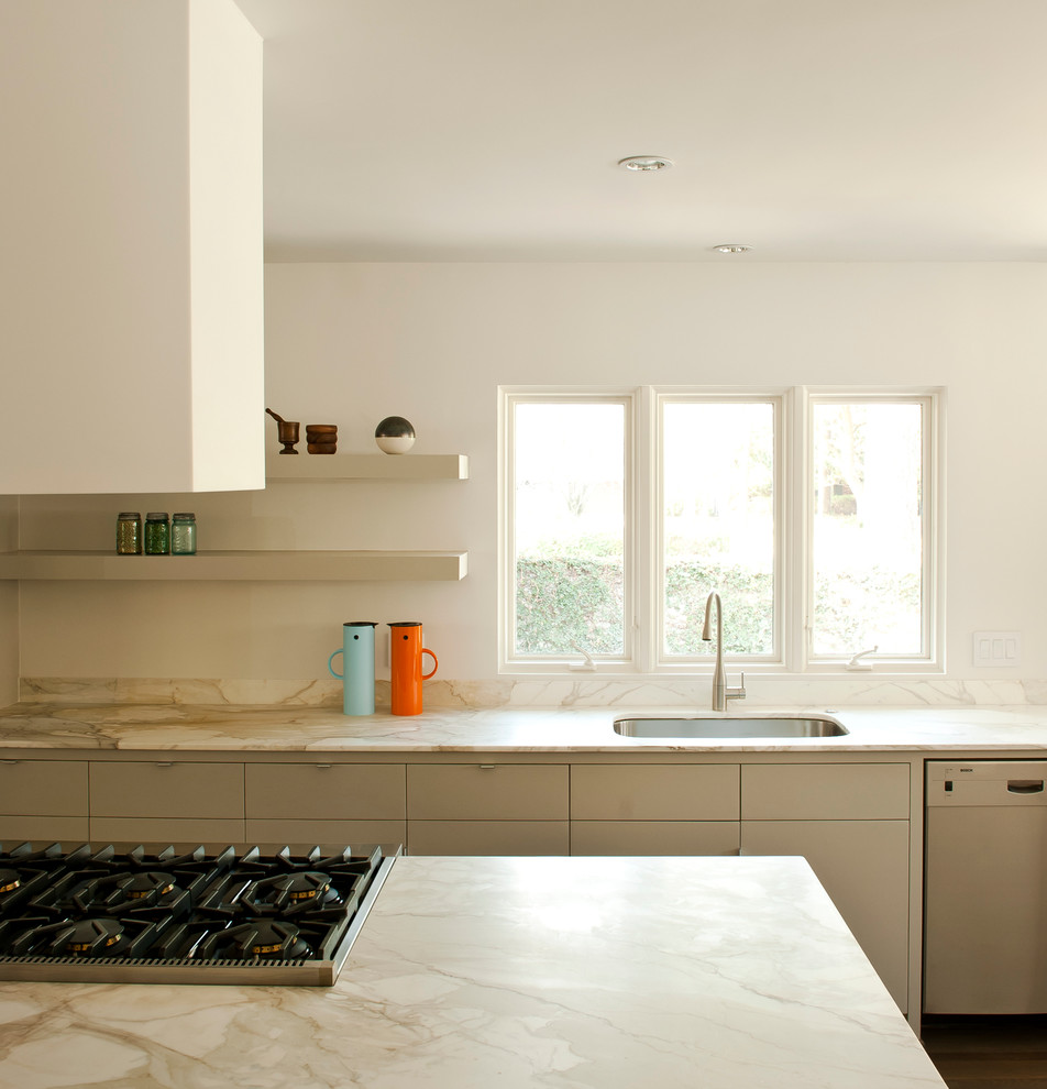 Idee per una cucina moderna di medie dimensioni con lavello sottopiano, ante lisce, ante bianche, top in marmo, elettrodomestici in acciaio inossidabile e parquet scuro