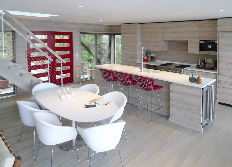 Источник вдохновения для домашнего уюта: параллельная кухня-гостиная в стиле фьюжн с техникой под мебельный фасад