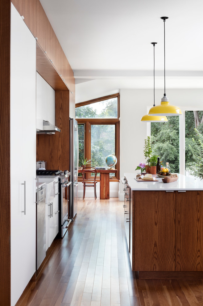 Свежая идея для дизайна: кухня в современном стиле с с полувстраиваемой мойкой (с передним бортиком) и белым фартуком - отличное фото интерьера
