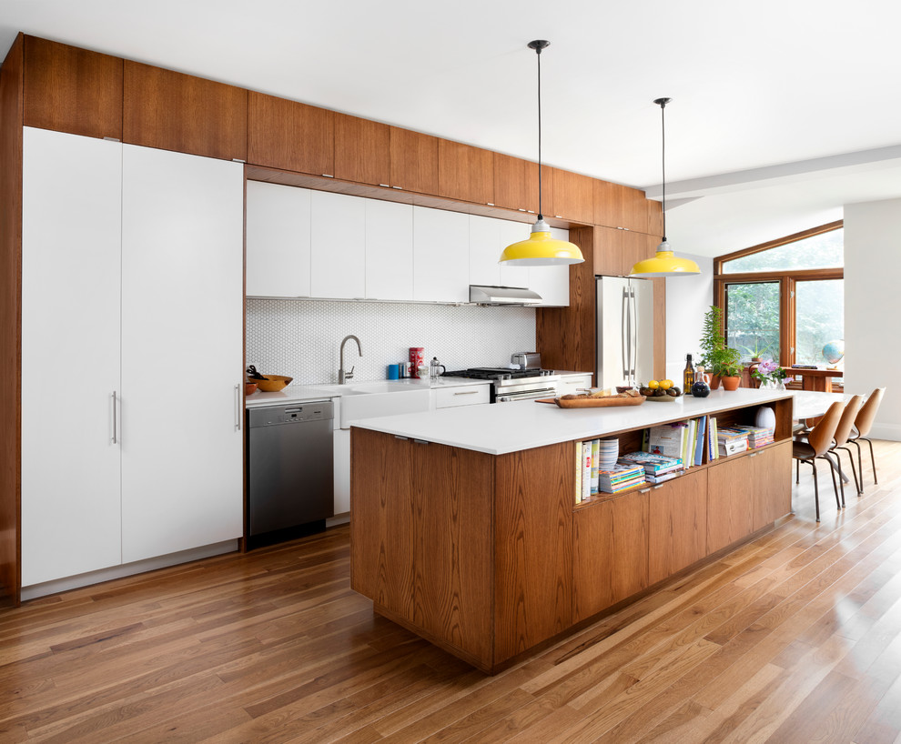Moderne Küche mit Landhausspüle und Küchenrückwand in Weiß in Toronto