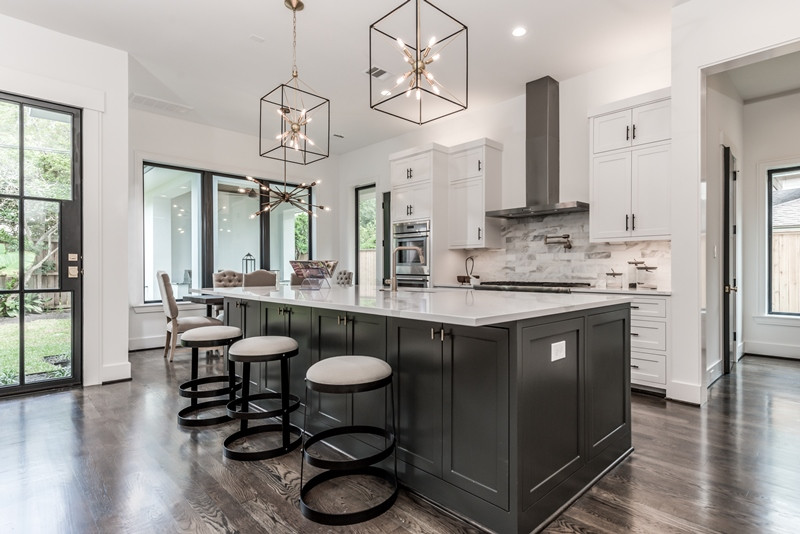 Example of a large minimalist l-shaped dark wood floor and brown floor open concept kitchen design in Houston with an undermount sink, shaker cabinets, black cabinets, quartz countertops, white backsplash, marble backsplash, stainless steel appliances, an island and white countertops