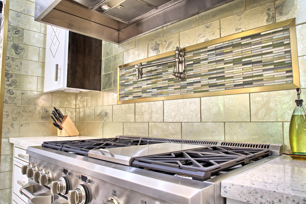 Esempio di una cucina con ante lisce, ante bianche, top alla veneziana, elettrodomestici da incasso e pavimento in marmo