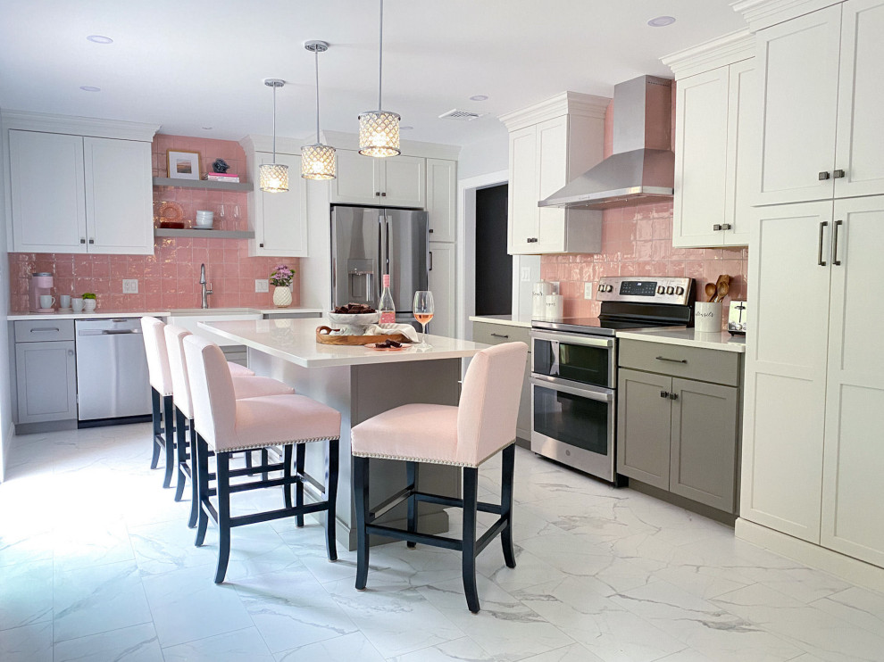 Exempel på ett klassiskt vit vitt kök och matrum, med en rustik diskho, skåp i shakerstil, vita skåp, bänkskiva i kvarts, rosa stänkskydd, stänkskydd i keramik, rostfria vitvaror, klinkergolv i porslin, en köksö och vitt golv