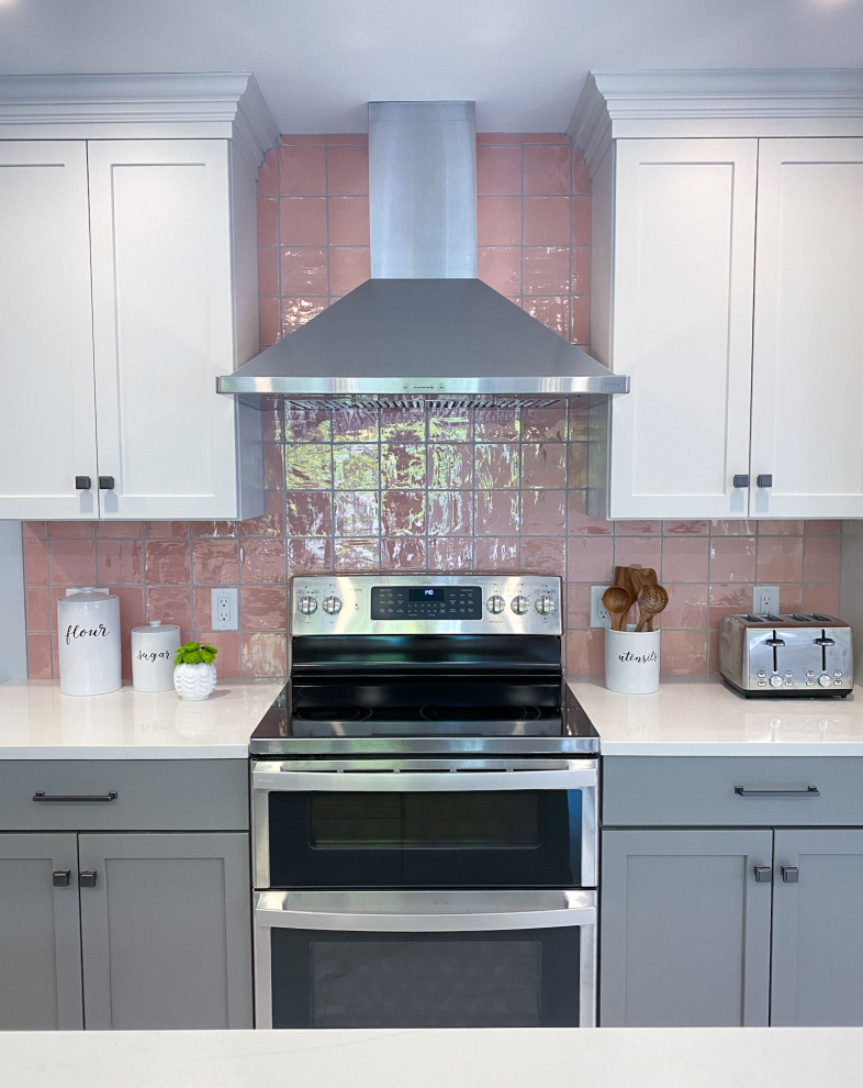 Foto på ett vintage vit kök och matrum, med en rustik diskho, skåp i shakerstil, vita skåp, bänkskiva i kvarts, rosa stänkskydd, stänkskydd i keramik, rostfria vitvaror, klinkergolv i porslin, en köksö och vitt golv