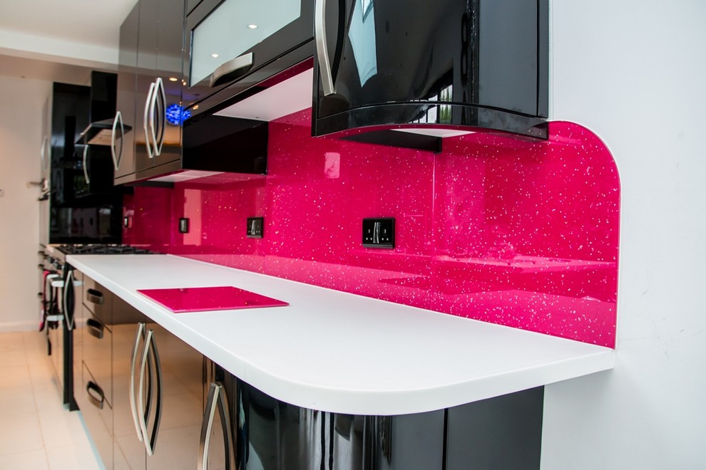 Idéer för ett modernt kök, med rosa stänkskydd och glaspanel som stänkskydd