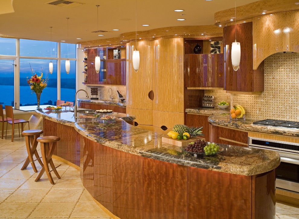 Aménagement d'une cuisine parallèle contemporaine en bois brun avec un placard à porte plane, une crédence beige et un électroménager en acier inoxydable.