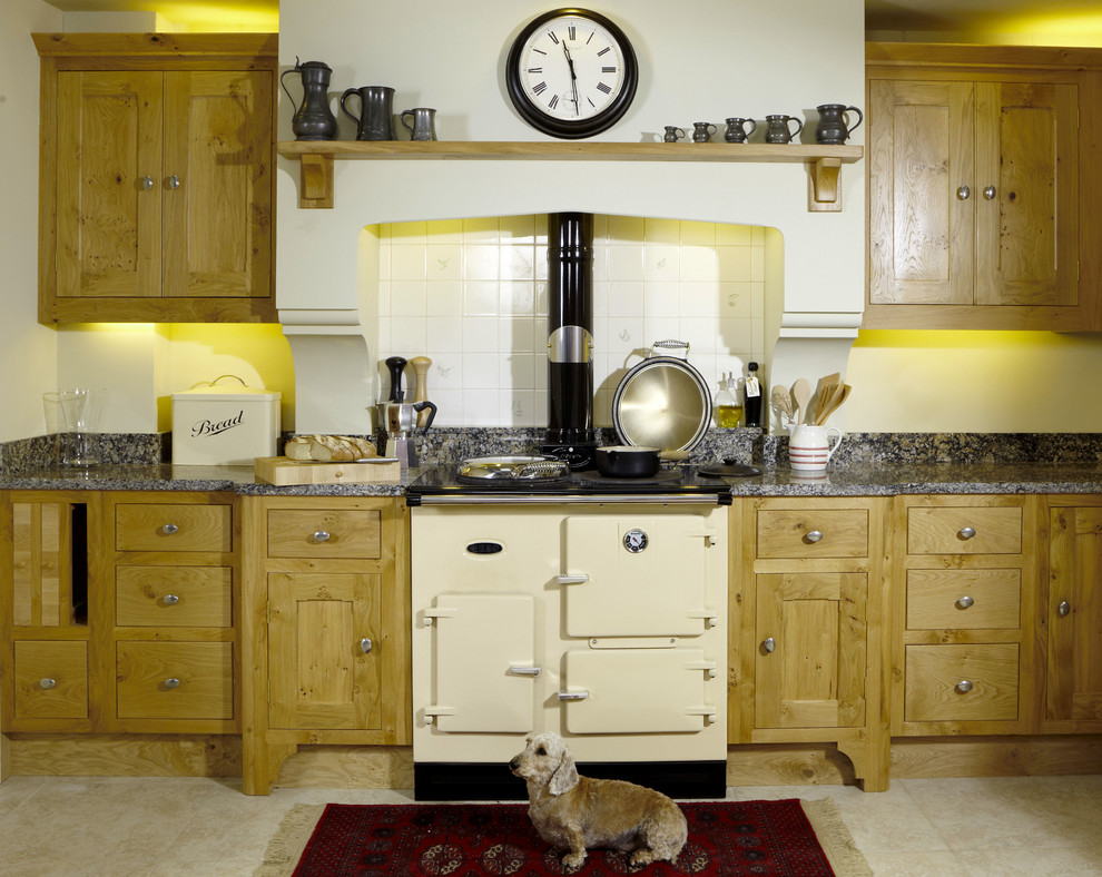 Foto på ett mellanstort vintage kök, med en undermonterad diskho, skåp i shakerstil, skåp i ljust trä, granitbänkskiva, vitt stänkskydd, stänkskydd i keramik, färgglada vitvaror, klinkergolv i keramik och en köksö