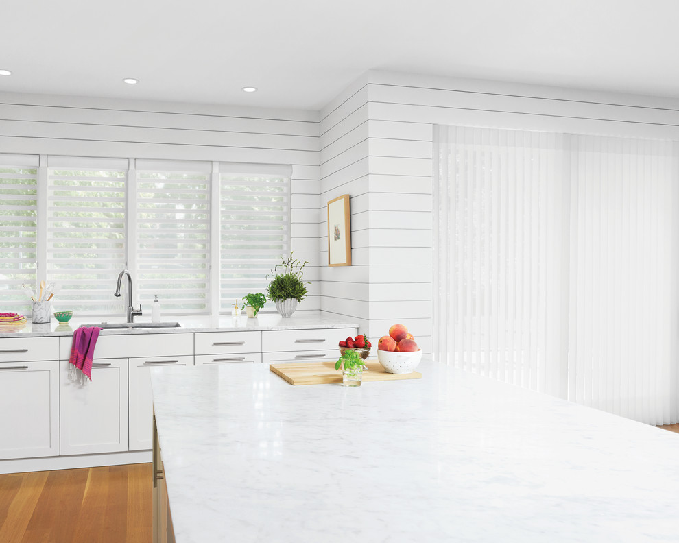 Moderne Küche mit Doppelwaschbecken, Schrankfronten im Shaker-Stil, weißen Schränken, braunem Holzboden, Kücheninsel und braunem Boden in Toronto