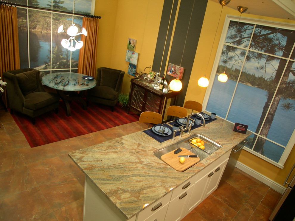 Foto di una cucina design con lavello sottopiano, ante in stile shaker, ante beige, top in granito, paraspruzzi rosso e elettrodomestici in acciaio inossidabile