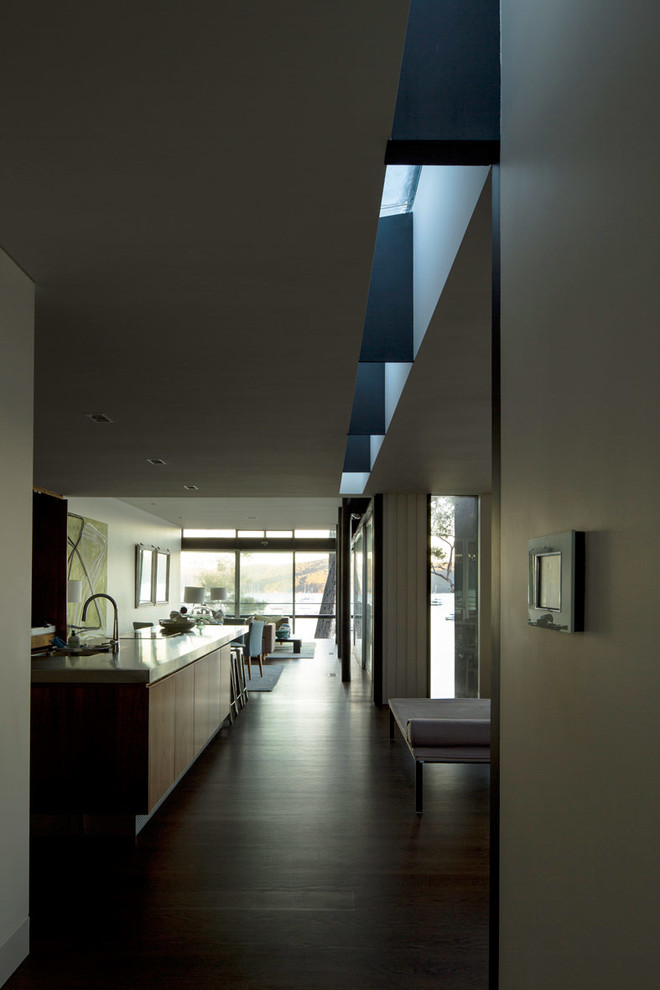 Zweizeilige, Geräumige Moderne Wohnküche mit integriertem Waschbecken, flächenbündigen Schrankfronten, hellbraunen Holzschränken, Edelstahl-Arbeitsplatte, dunklem Holzboden und Kücheninsel in Sydney