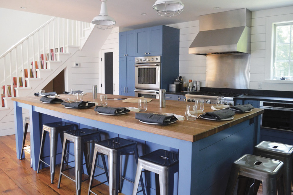Источник вдохновения для домашнего уюта: кухня в стиле кантри с фасадами в стиле шейкер, синими фасадами, деревянной столешницей, фартуком из дерева и техникой из нержавеющей стали