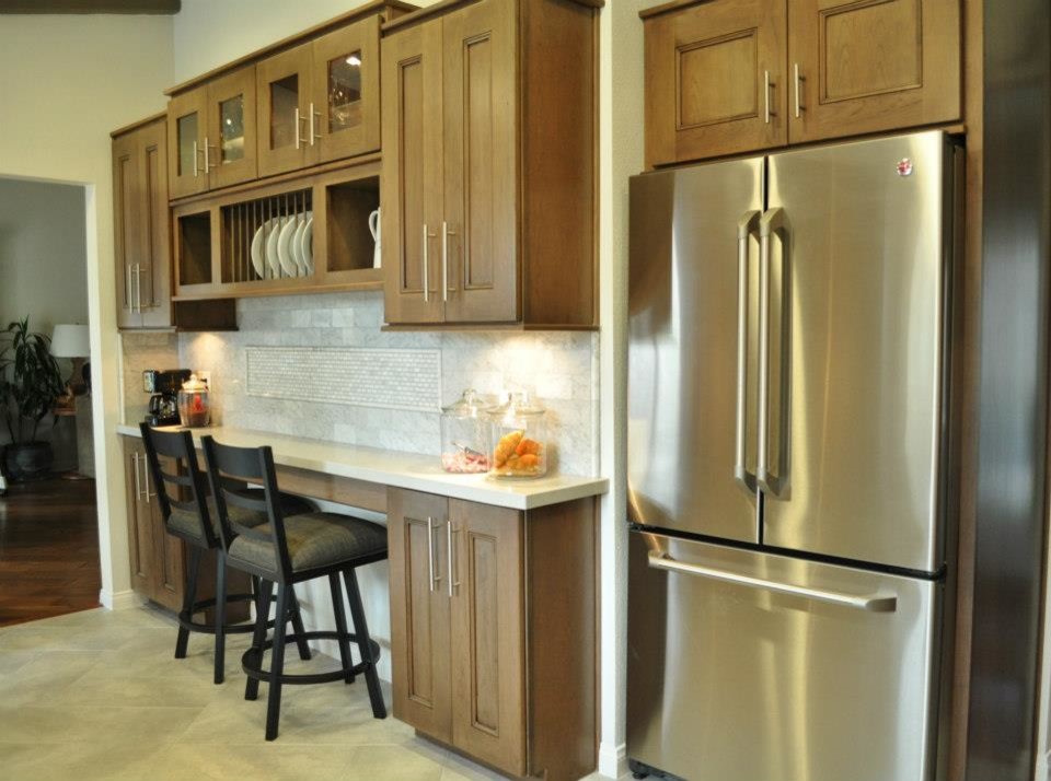 Example of a large classic u-shaped ceramic tile eat-in kitchen design in Orange County with an undermount sink, recessed-panel cabinets, medium tone wood cabinets, quartz countertops, beige backsplash, stone tile backsplash, stainless steel appliances and no island