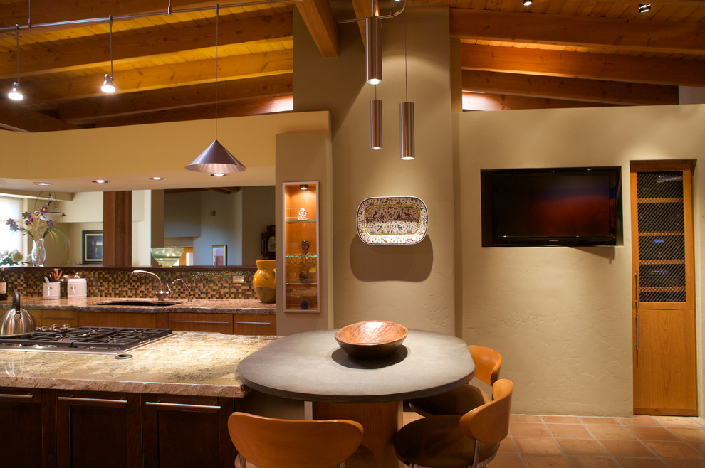Foto di un cucina con isola centrale contemporaneo con lavello sottopiano, ante in stile shaker, ante in legno bruno e pavimento in terracotta