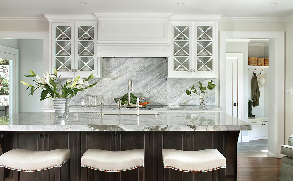 Immagine di un cucina con isola centrale tradizionale chiuso con ante di vetro, ante bianche, top in marmo, paraspruzzi grigio e paraspruzzi in marmo