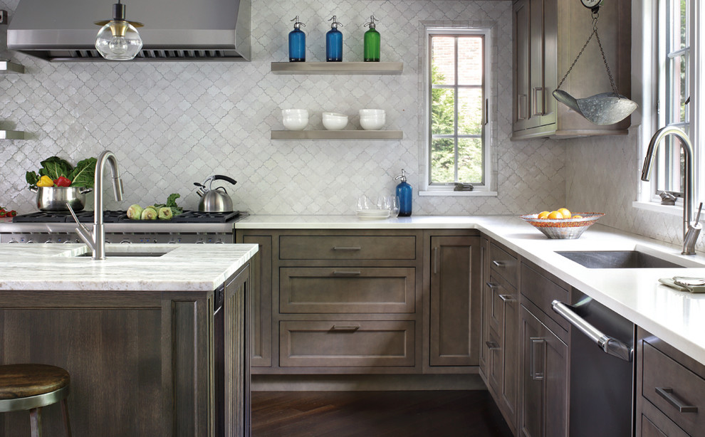 Esempio di una cucina classica con lavello sottopiano, ante in stile shaker, ante marroni, paraspruzzi grigio, elettrodomestici in acciaio inossidabile, parquet scuro e pavimento marrone
