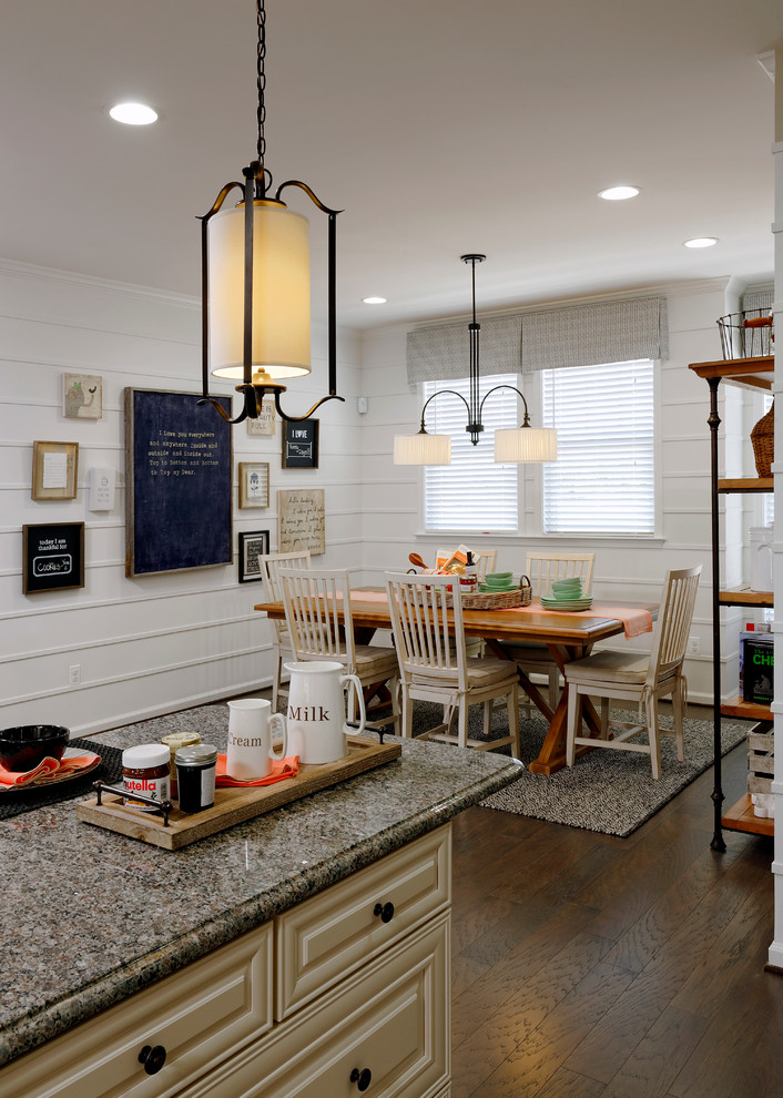 ワシントンD.C.にあるトラディショナルスタイルのおしゃれなキッチン (レイズドパネル扉のキャビネット、ベージュのキャビネット、濃色無垢フローリング) の写真