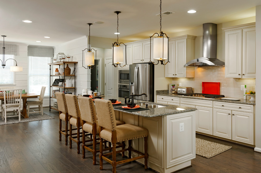 ワシントンD.C.にあるトラディショナルスタイルのおしゃれなキッチン (ダブルシンク、レイズドパネル扉のキャビネット、ベージュのキャビネット、白いキッチンパネル、サブウェイタイルのキッチンパネル、濃色無垢フローリング) の写真