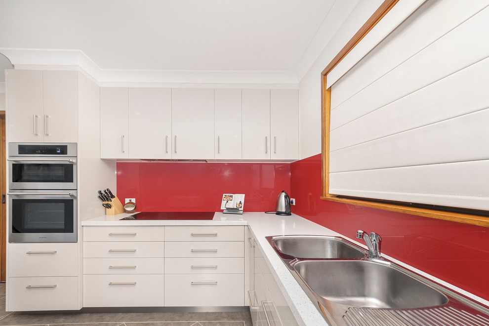 Mittelgroße Moderne Küche in U-Form mit Doppelwaschbecken, flächenbündigen Schrankfronten und Halbinsel in Canberra - Queanbeyan