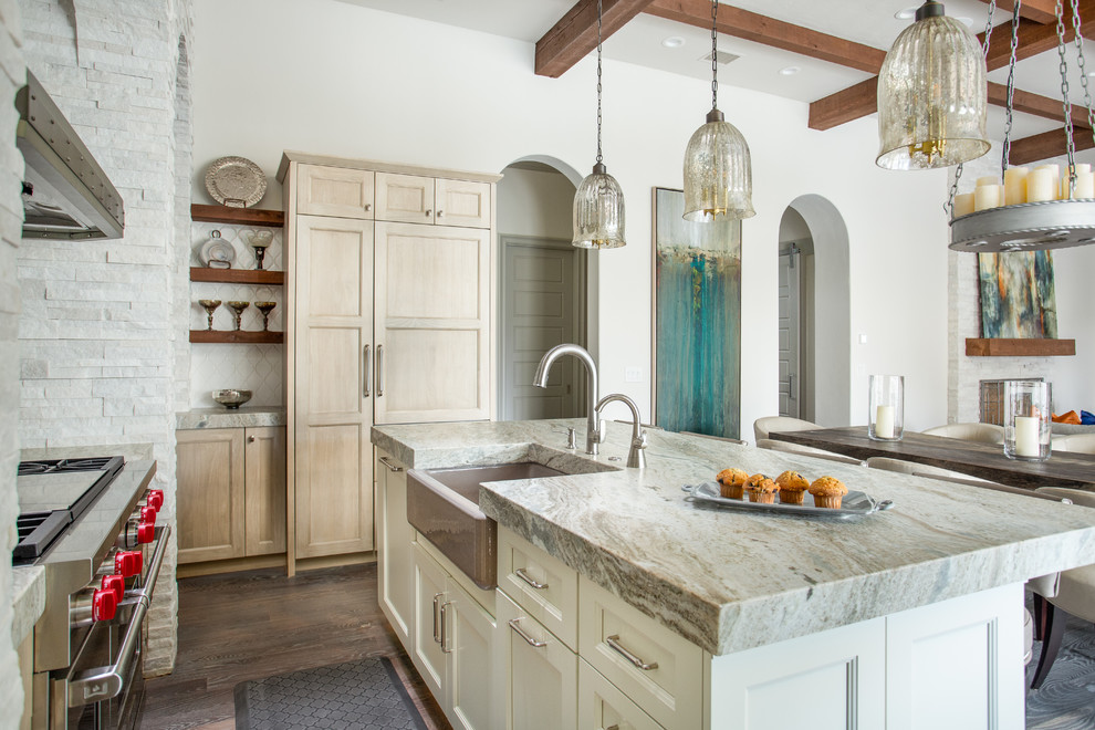 Foto på ett mellanstort amerikanskt beige kök, med en rustik diskho, luckor med infälld panel, skåp i ljust trä, bänkskiva i kvartsit, vitt stänkskydd, stänkskydd i keramik, integrerade vitvaror, mellanmörkt trägolv, en köksö och brunt golv