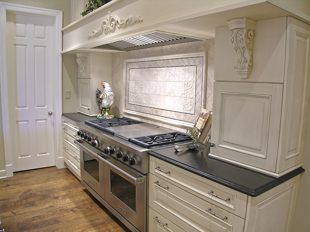 Example of a classic kitchen design in Dallas