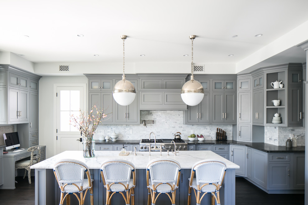 Foto di una cucina classica con lavello stile country, ante in stile shaker, ante grigie, paraspruzzi grigio, paraspruzzi con piastrelle diamantate, parquet scuro, pavimento nero e top nero