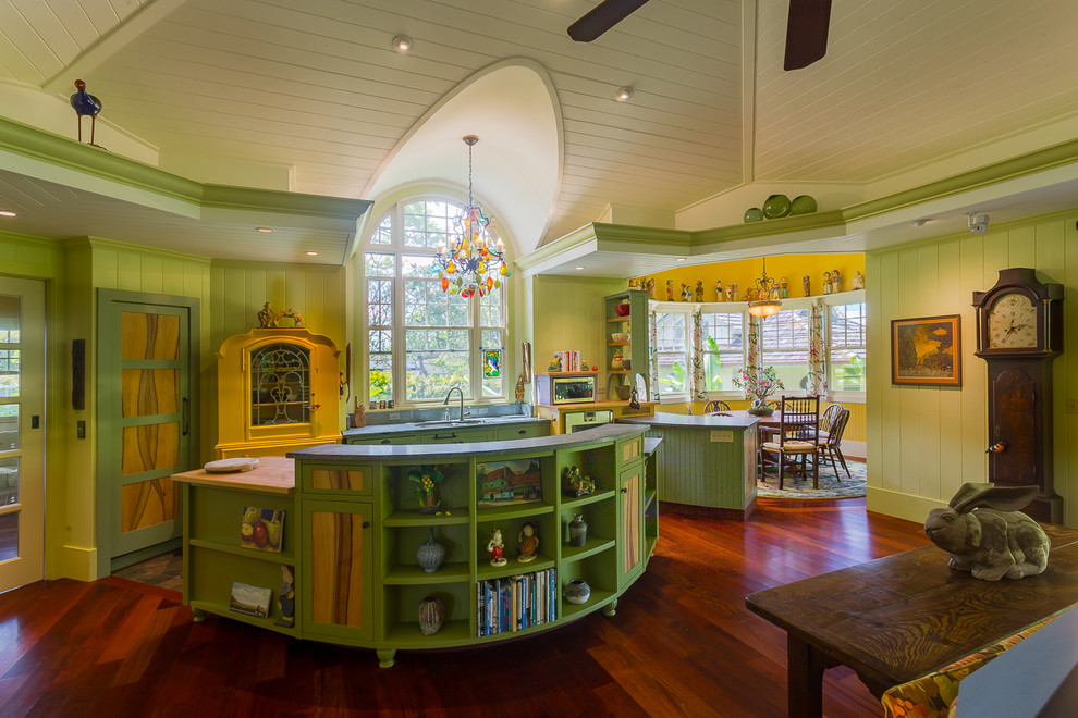 Offene, Große Urige Küche in L-Form mit Unterbauwaschbecken, Kassettenfronten, grünen Schränken, dunklem Holzboden und Kücheninsel in Hawaii