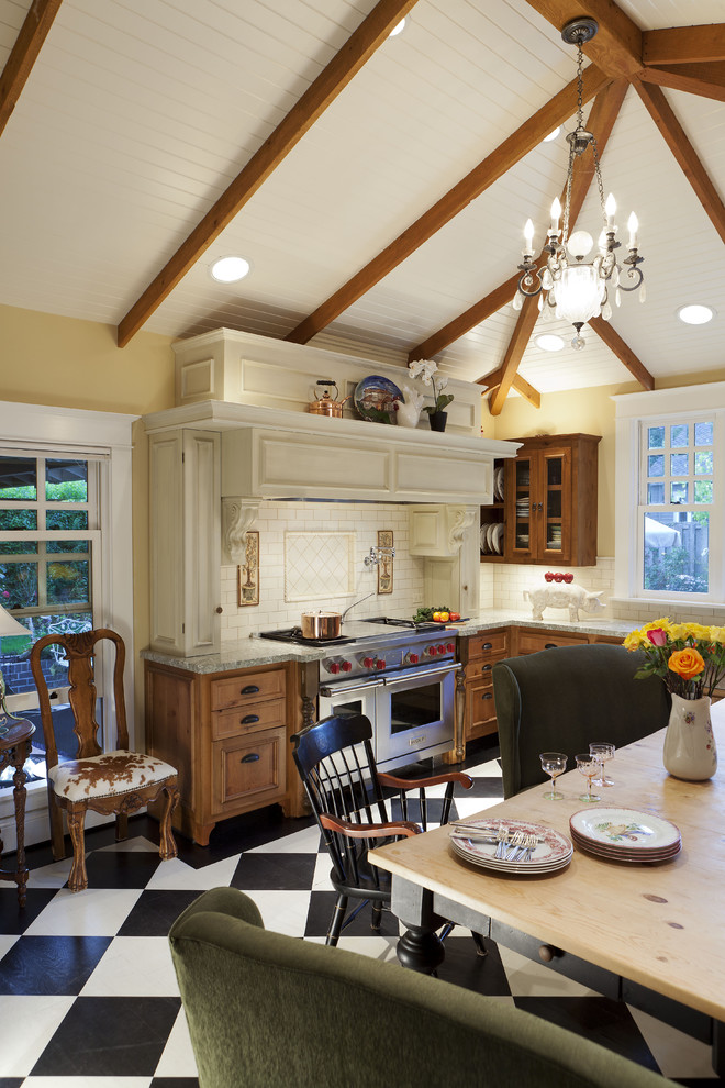 Foto de cocina clásica con electrodomésticos de acero inoxidable y salpicadero de azulejos tipo metro
