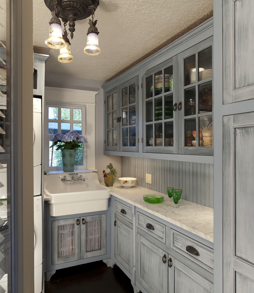 Geschlossene Klassische Küche in L-Form mit Glasfronten, blauen Schränken, Landhausspüle, Marmor-Arbeitsplatte und Küchenrückwand in Blau in Portland
