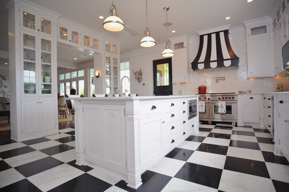 Idéer för att renovera ett stort vintage kök, med skåp i shakerstil, vita skåp, marmorbänkskiva, vitt stänkskydd, stänkskydd i tunnelbanekakel, rostfria vitvaror, en köksö, vitt golv och marmorgolv