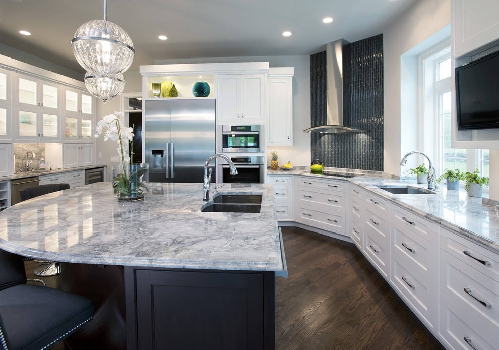 Foto di una cucina design con elettrodomestici in acciaio inossidabile e top in granito