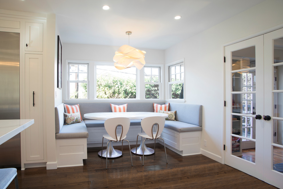Große Klassische Wohnküche mit Schrankfronten im Shaker-Stil, weißen Schränken, braunem Holzboden und braunem Boden in Los Angeles