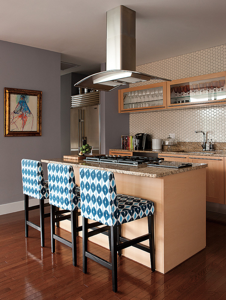 Foto di una cucina parallela chic con ante lisce, ante in legno chiaro, top in granito, paraspruzzi beige e elettrodomestici in acciaio inossidabile