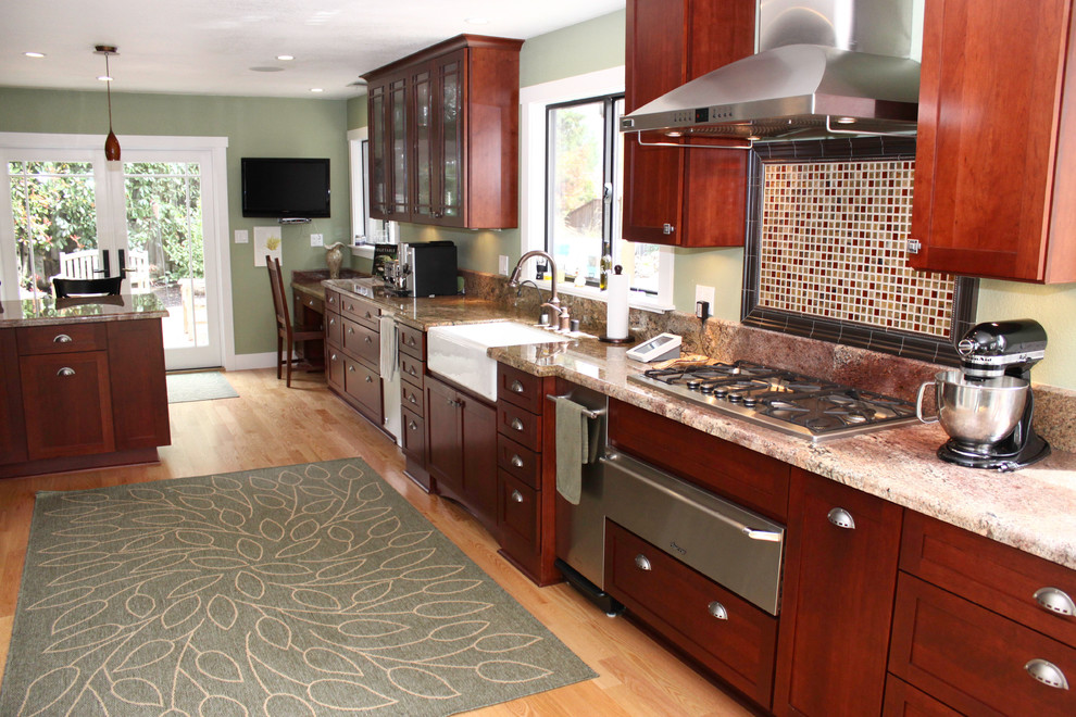 Foto på ett avskilt amerikanskt linjärt kök, med skåp i shakerstil, bruna skåp, granitbänkskiva och en köksö