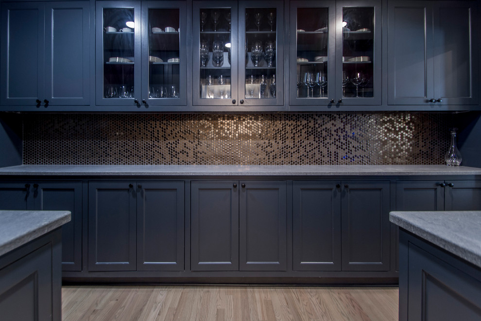 Ejemplo de cocina costera con puertas de armario azules, salpicadero metalizado y salpicadero con mosaicos de azulejos