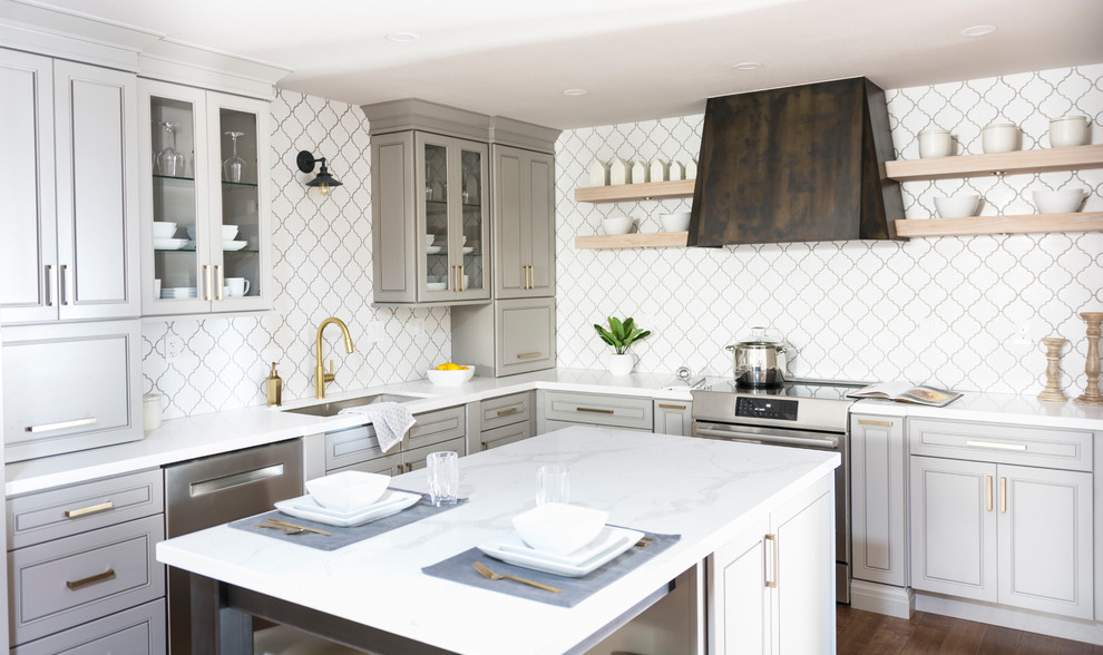 Inspiration för små klassiska vitt kök, med en enkel diskho, luckor med upphöjd panel, grå skåp, bänkskiva i kvarts, vitt stänkskydd, stänkskydd i keramik, rostfria vitvaror, mellanmörkt trägolv, en köksö och brunt golv